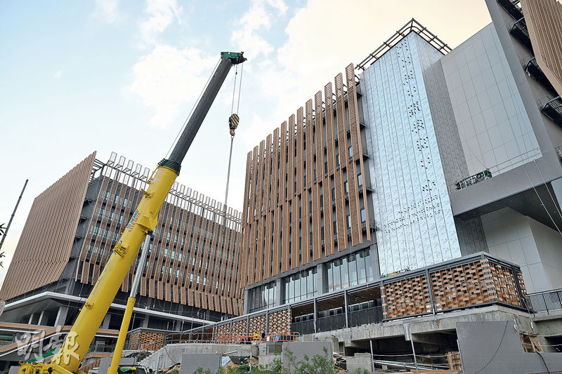 位於將軍澳百勝角路1號的香港中醫醫院（圖）是本港首間以中醫服務為主的醫院，12月11日起分階段投入服務，開院首年提供門診及日間住院服務，並開展中醫六大分科服務及12個專病項目。（鍾林枝攝）