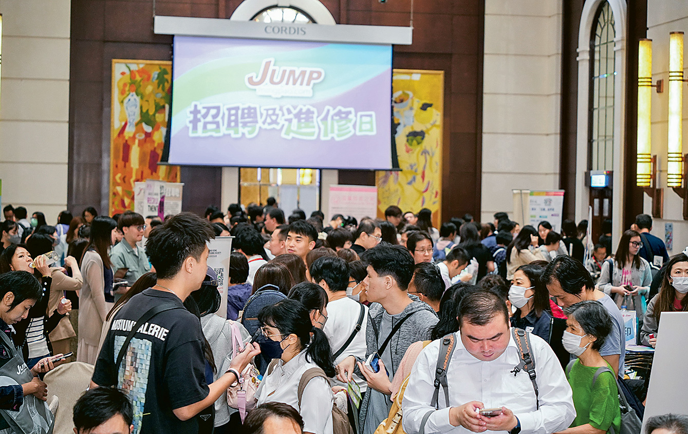 逾千名參加者迫爆「JUMP招聘及進修日」會場,把握見工面試、報讀課程、蒐集行情資訊等機會,多場專題講座更是座無虛席。