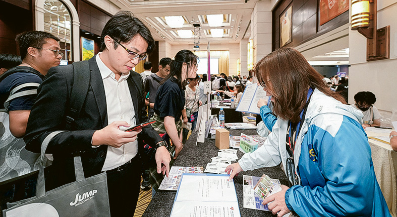 「JUMP招聘及進修日」提供一站式求職與進修機會,兩大專區的參展機構均積極與參加者互動,令現場求職、報讀增值課程的氣氛熾熱。