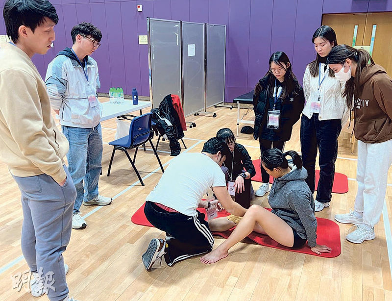理大康復治療科學系團隊由副系主任及教授符少娥、9名該學系教員和校友、逾30名物理治療本科和碩士生組成,每項運動支援隊有5至6人。(理大提供)