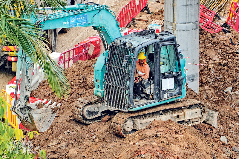 建造業總工會公布2025/26年度建造業工人薪酬,下月1日起生效,16個工種當中,僅挖掘機工人(圖)日薪獲上調3.2%,加薪50元,至1600元。有13個工種連續兩年凍薪,包括混凝土、紮鐵、模板等前期工種。(黃志東攝)