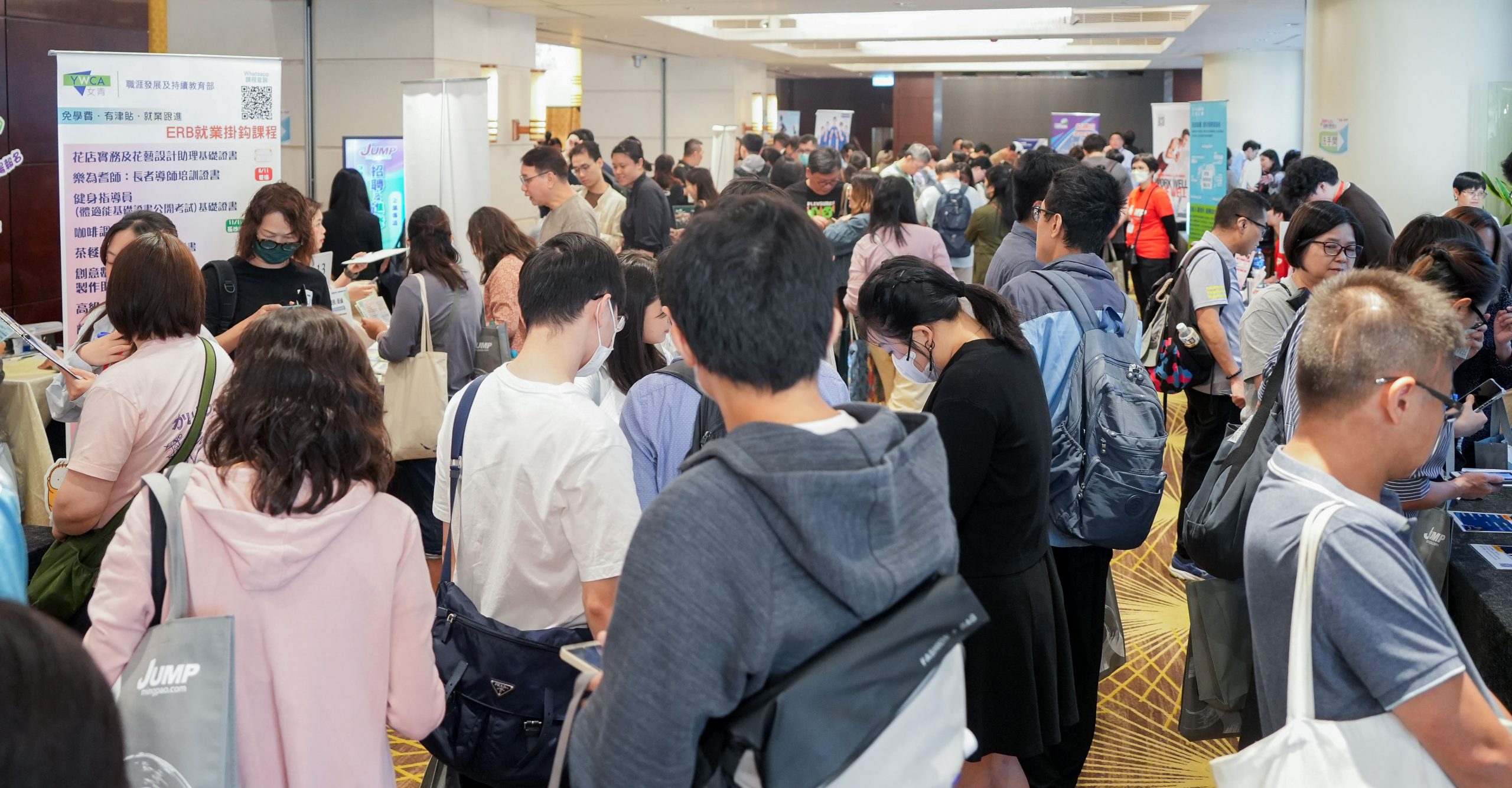 兩大展區人潮不斷，參加者抓緊機會向30多間參展機構即場遞交職位申請表、參加面試、報讀課程，又或是向機構代表查詢職位或課程資訊。