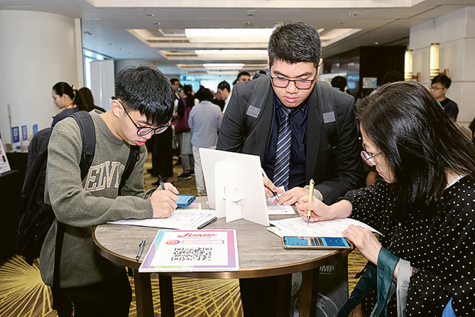 很多參加者認真填寫職位申請表,踏出求職轉職第一步。