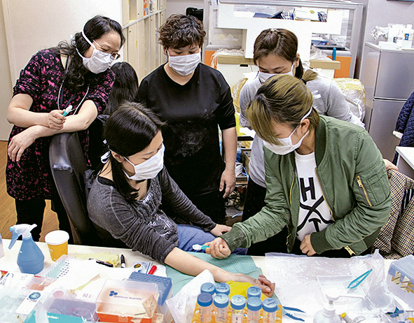 診所助理需具備多元技能,如熟悉無菌傷口清洗技術,以支援診症及保障病人安全。
