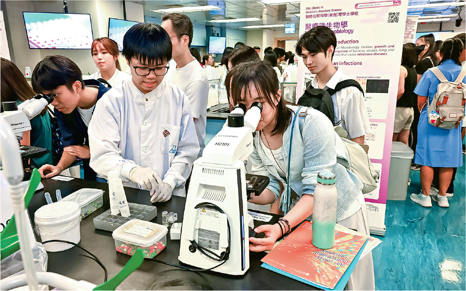  理大上周六（9月27日）舉辦本科入學資訊日，逾4.3萬人參加，圖為校方當日開放實驗室和教學設施。理大近日亦公布本學年聯招（JUPAS）收分，多個人工智能（AI）學士課程收分較去年上升。（理大提供）