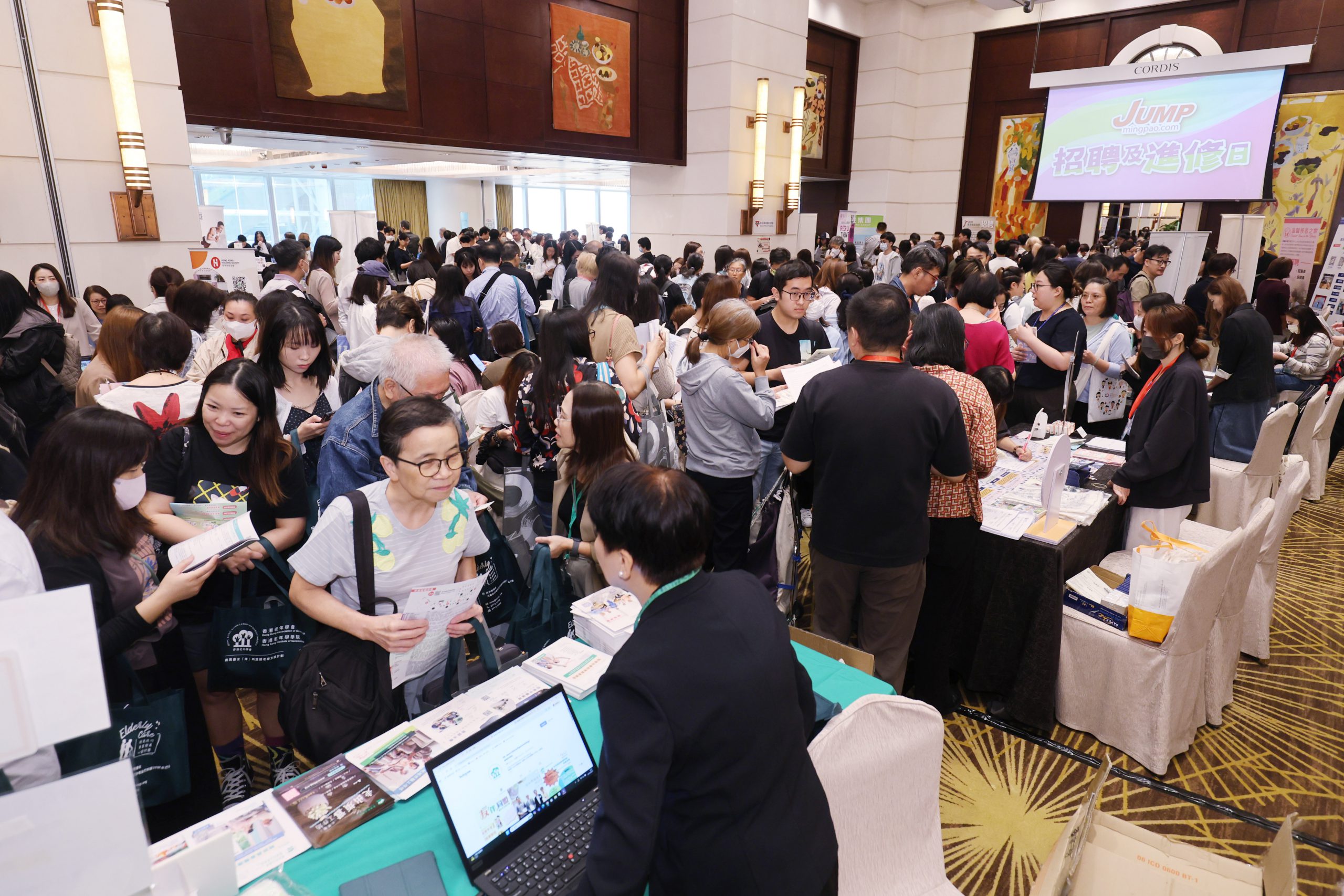 兩大展區人潮不斷，參加者抓緊機會向30多間參展機構即場遞交職位申請表、參加面試、報讀課程，又或是向機構代表查詢職位或課程資訊。