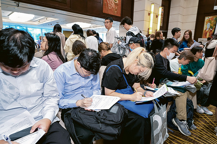 很多參加者認真填寫職位申請表,踏出求職轉職第一步。