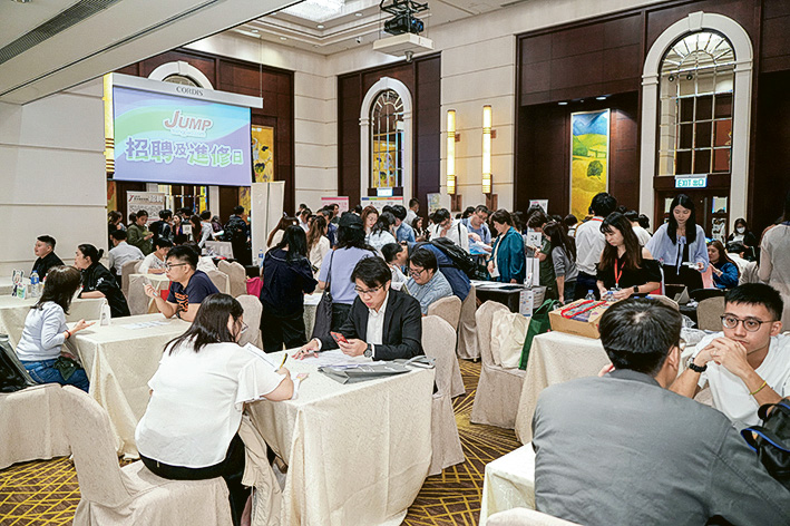 很多參加者認真填寫職位申請表,踏出求職轉職第一步。