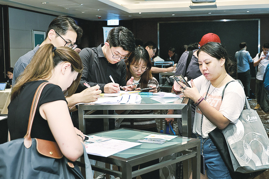 本周六記得入場參加「JUMP招聘及進修日」，設兩大專區讓求職及轉職者、計劃重投職場或進修等人士，一站式爭取求職面試、報讀增值課程的機會！（JUMP資料圖片）