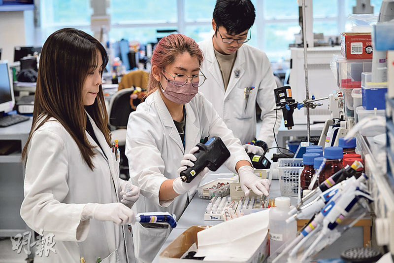 馬會賽事化驗所團隊為樣本做檢測工序。化驗所今年起應用AI處理數據,亦將相關技術應用於全運會馬術賽事化驗工作,響應「智慧全運」。(馬會提供)