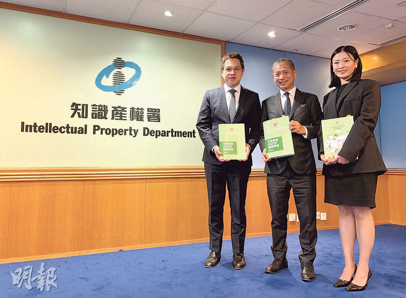 商經局副秘書長林兆康(左起)、知識產權署長黃福來和高級專利審查主任葉婉儀上周五出席傳媒茶敘,介紹《施政報告》推動知識產權融資的措施,明年起政府會為業界提供專利質素評估服務,並資助合資格企業做專利估值。(鄭律銘攝)