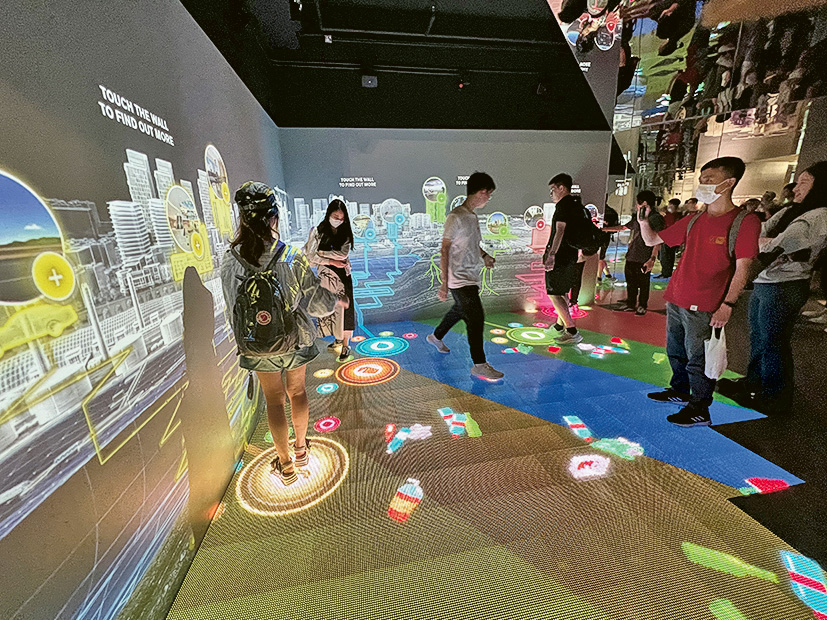 學生走訪新加坡的創新機構，了解當地智慧城市與金融科技的發展模式。