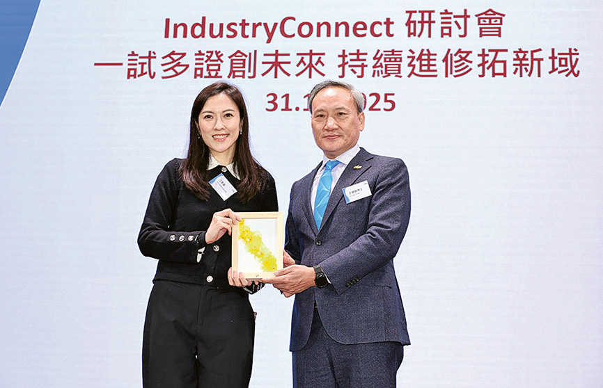 VTC副執行幹事王建國博士（右）向研討會嘉賓之一的VTC轄下美容及美髮業訓練委員會主席江家儀（左）致送紀念品。