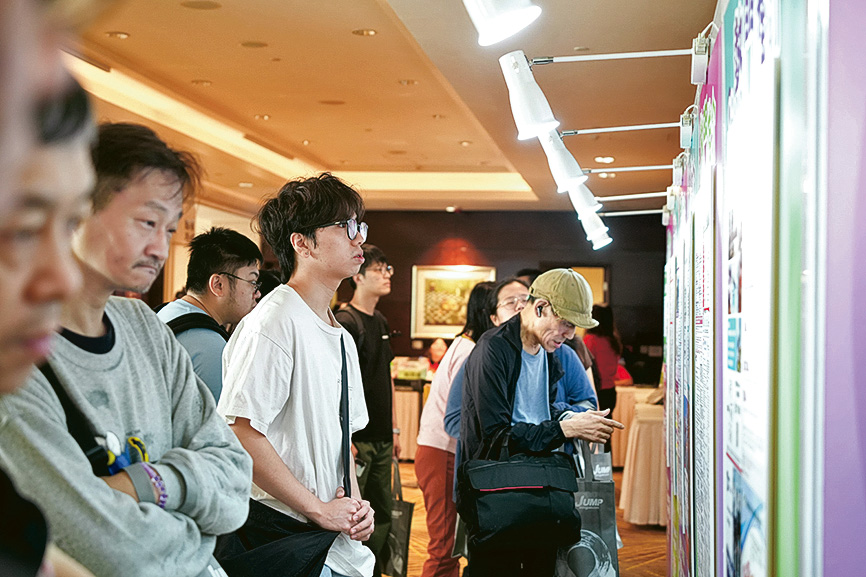 熱門職缺展版區匯聚人氣,吸引很多參加者駐足細看。