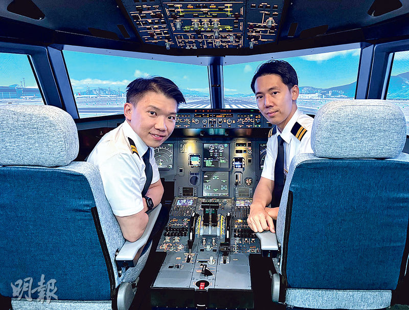 香港國際航空學院首屆見習機師培訓課程的學員近日畢業，有11人已獲香港快運聘用為二副機長。當中多人均屬「轉跑道」的追夢者， 包括「80後」的陳永康（左）及42歲的鄧俊偉（右）。（孫澤芳攝）