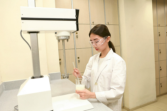 「個人護理及美容產品學高級文憑」課程學生可在化妝品科學實驗室中，親手調配和製作產品，深入了解成分的相互作用。