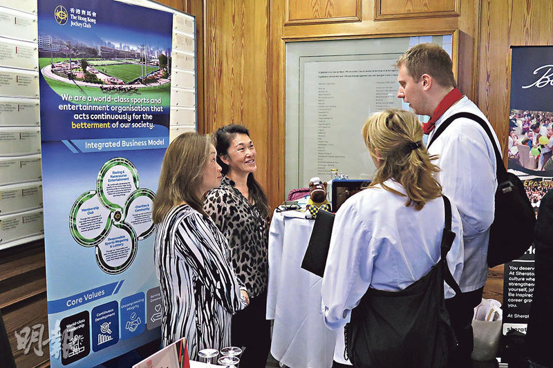 香港賽馬會會員營運支援及效益管理執行經理彭雅琪（左）說，在瑞士招聘活動中感受到香港是受學生歡迎的地方，又稱要找有志於款待事業發展的人不易，但這次活動就遇到很多想從事相關行業且期望到香港發展的學生。（人才辦提供）