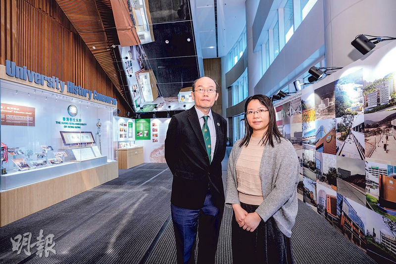 恒大今年於校內利國偉教學大樓搭建校史廊,面積約58平方米。恒大圖書館長鄭世福(左)及大學檔案主管俞慧思(右)介紹當中文獻、相片等展品。(馮凱鍵攝)