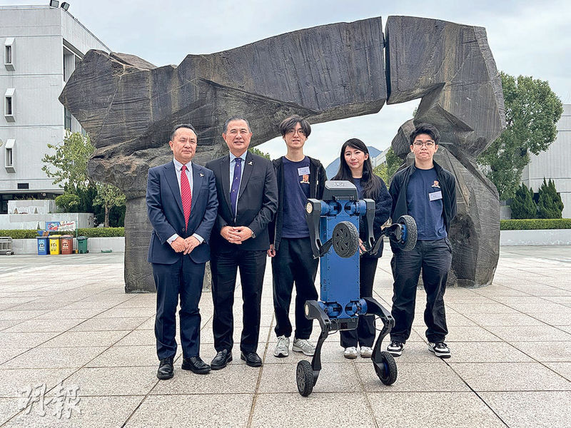  中大新任副校長（教育）金國慶（左二）上周介紹中大近年AI發展，又提到中大下周將舉辦「ATEC科技精英賽」，其中由中大研發的「LY 1四足機械人」（前方）將於比賽當日亮相表演，而由中大機械人團隊合組而成的「CUMAE」隊伍亦參賽。左為ATEC賽事聯席主席劉雲輝。（曾諾晞攝）