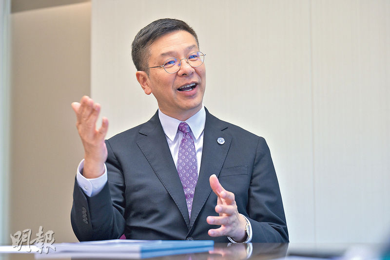 特許房屋經理學會亞太分會主席鄺立信在專訪中指出，該會與「香港調解仲裁中心」合作籌辦物業管理專項調解課程將於明年1月開課，他鼓勵該會3000多名會員修讀該課程，以掌握基本調解技巧，幫助業主們調解漏水等糾紛。（盧曼盈攝）