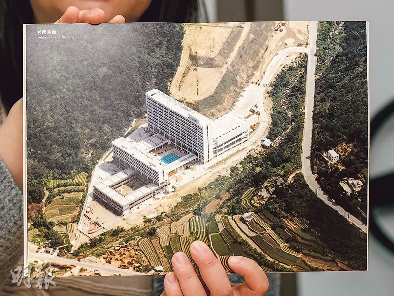 恒大校史廊展出一份1981年恒生商學書院(簡稱恒商)揭幕禮「秩序表」,當中舊照顯示校舍周邊仍是梯田。恒大圖書館長鄭世福稱,首任圖書館長嚴吳嬋霞曾向他憶述,恒商改組恒管期間,招聘員工時會安排到恒生銀行中環總行面試,以免應聘者因見校舍偏僻卻步。(馮凱鍵攝)