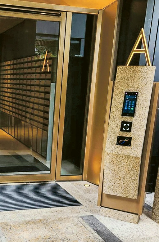 本港有應用房地產科技的屋苑,住戶只要透過手機即可開啟門禁、收取信件,體驗智慧生活。