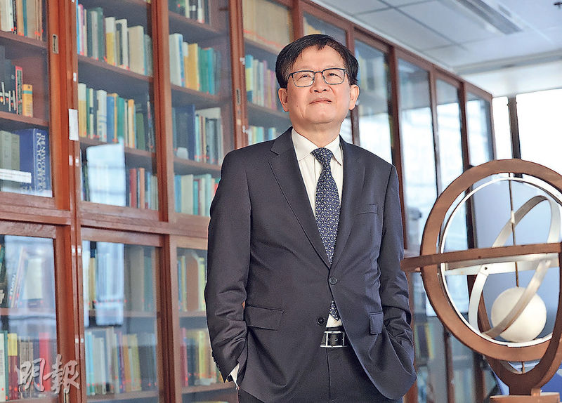 著名數學家莫毅明接受本報專訪，他說現時一些專門的AI工具已可做高階的數學推理，對研究者而言有正面作用，但同時對教育者構成挑戰，包括學生作業可以由AI代勞，教師難判斷學生是否已完全掌握所需知識，因此教育方法要改變，同時勉勵學生維持對學習好奇心。（李紹昌攝）