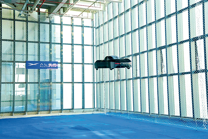 今年3月,有飛行汽車在深圳福田試飛,展示了低空經濟的快速發展。