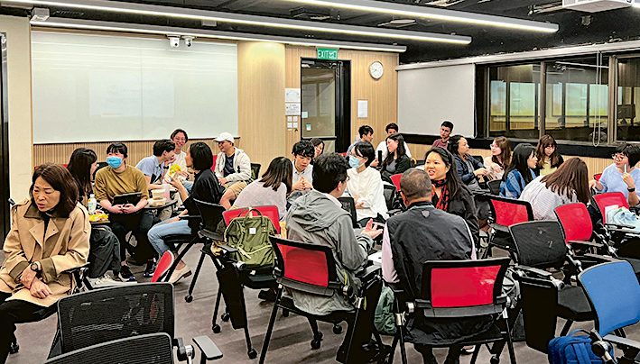 課程設計緊扣前線實務，師生透過討論互動交流，促進理論與個案深層整合。