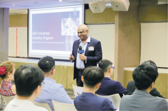 商業分析理學碩士學術總監 Professor Lancelot. F. James 向同學分享他對數據分析的前景及洞見。
