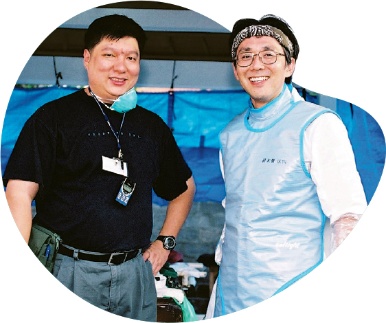 2002年峇里島爆炸案後，梁家駒（左）受邀前往印尼與來自不同國家的法醫團隊合作，辨別罹難者的身分。（網上圖片）