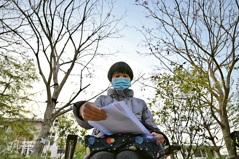社工逐一致電院舍為May(圖)的母親尋找暫託宿位,又帶她們找私家醫生填寫所需體檢表格。May稱若無社工幫助難弄清如何申請,亦不知母親能否通過長期院舍評估,對未來徬徨。(鍾林枝攝)