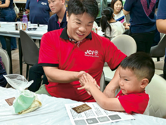 富泰積極引入樂齡科技 致力連結社區 打造「智慧+關懷」綜合安老平台 與員工照護長者樂前行