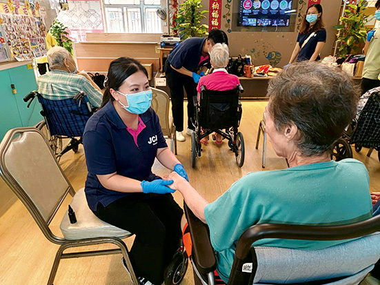 富泰積極引入樂齡科技 致力連結社區 打造「智慧+關懷」綜合安老平台 與員工照護長者樂前行