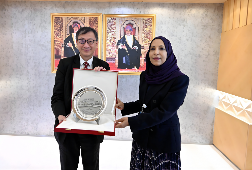 教大校長李子建（左）與阿曼教育部長Madiha bint Ahmed bin Nassir Al Shaibaniyah（右）會面。（教大提供）