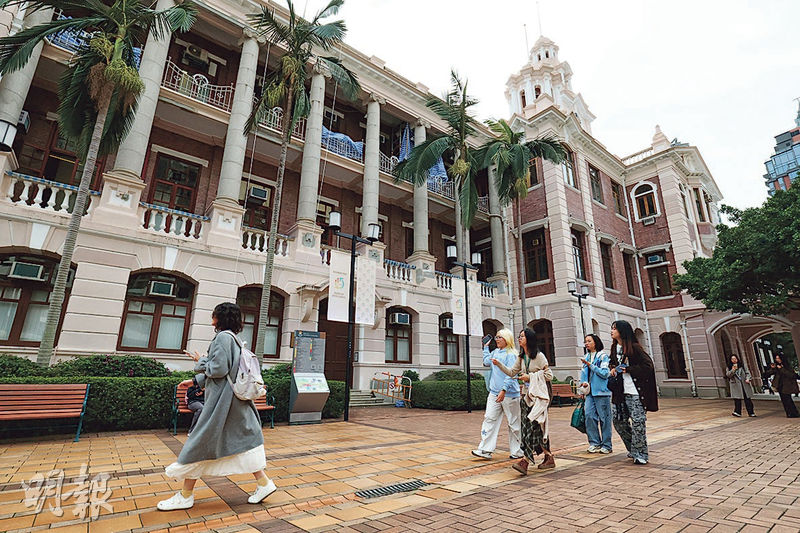 圖為港大校園。教資會最新數據顯示，今學年（2025/26）八大有逾兩萬名非本地本科生，相等於本地資助學額27.1%，按年增3.9個百分點，當中港大非本地本科生比例最高，達35.1％。（李紹昌攝）