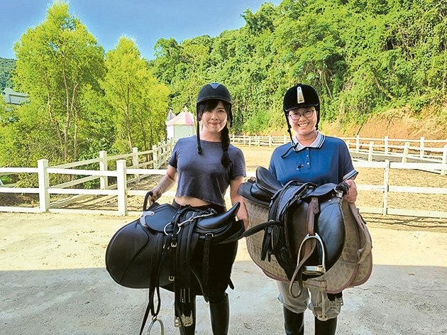 學員學習處理馬匹的工具。