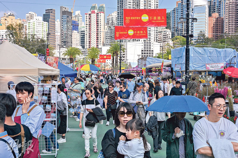 維園年宵市場昨日開鑼，大部分檔位均已開張，下午時分人流絡繹不絕。（盧曼盈攝）