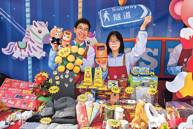 懲教署推行青年教育計劃，今年首次在年宵擺檔。參與計劃的許同學（右）說，檔內大部分產品都由同學設計。郭同學（左）則說，這次擺檔實現了他們創造「獨立IP」的夢想。（盧曼盈攝）