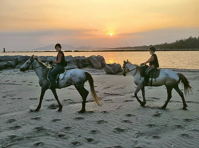 香港騎術學校數目有限，北上野騎打開新視野，其中海灘馳騁是難得的體驗。