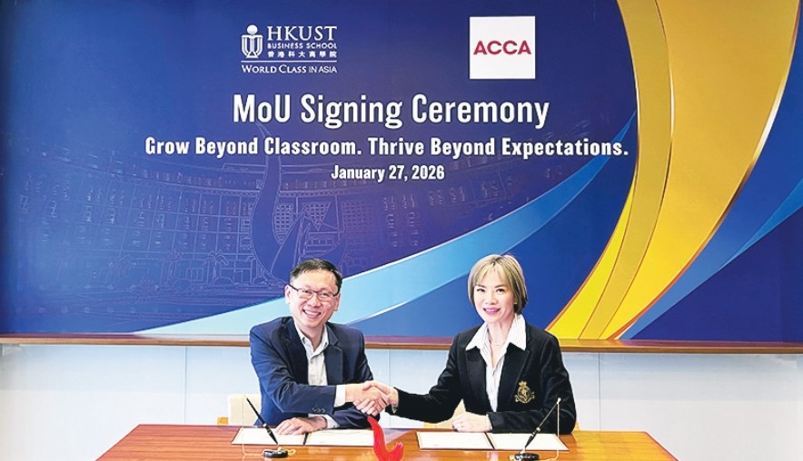 ACCA(特許公認會計師公會)香港分會與香港科技大學工商管理學院(科大商學院)簽署合作備忘錄,以拓展未來會計人才的視野與競爭力。合作備忘錄由ACCA香港及大灣區事務總監蘇可茵(右)與科大商學院署理院長許佳龍教授(左)共同簽署。