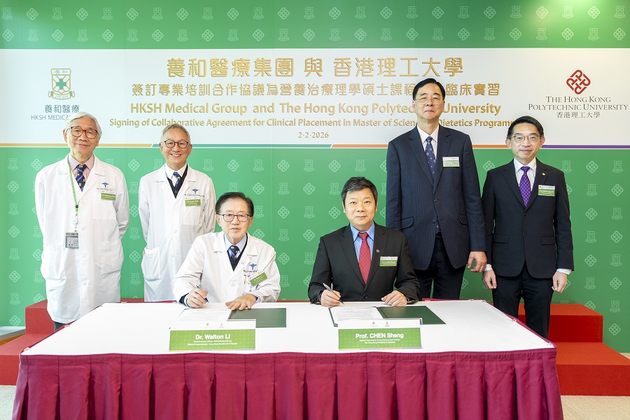 養和醫療集團行政總裁暨養和醫院院長 李維達醫生 左三 ）及 理大食品科學及營養學系系主任 陳 聲教授 右三 ）代表雙方簽署協議 並由養和醫療集團首席醫療總監、養和醫院副院長 暨養和創新 及專業培訓學院院長 陳煥堂醫生 左二 、 養和醫院副院長 周肇 平醫生 左一 、 理大協理副校長 石 丹理教授 右 二） 以 及 理大理 學院 副 院長 黃 文健 教授 右一 共 同見證 。