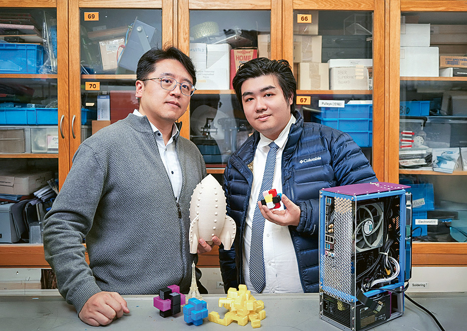 「STEM教育文學碩士」課程主任蔡達誠博士(左)及學生陳紀任(右)。