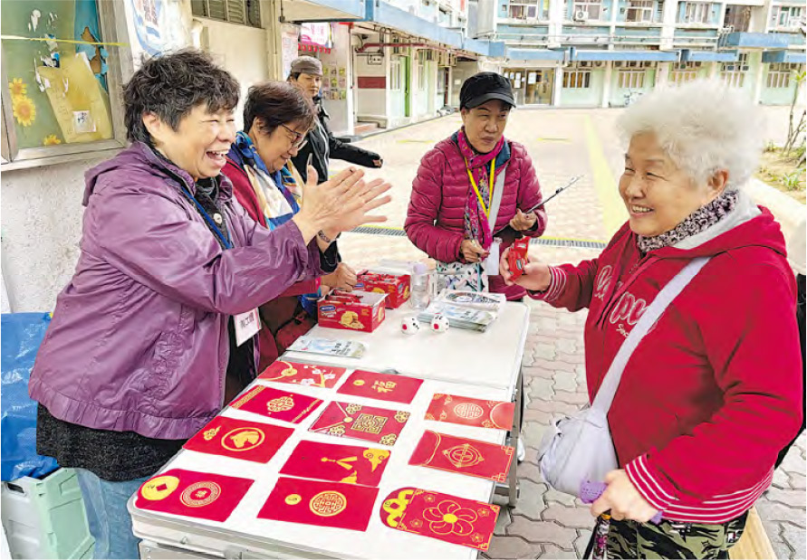 參與計劃的義工兩年多來透過街站、家訪、長者小組等活動,提高大埔居民對認知障礙的認識。圖為義工在富善邨與長者玩健腦遊戲,並宣傳認知障礙資訊。(救世軍大埔長者社區服務中心提供)