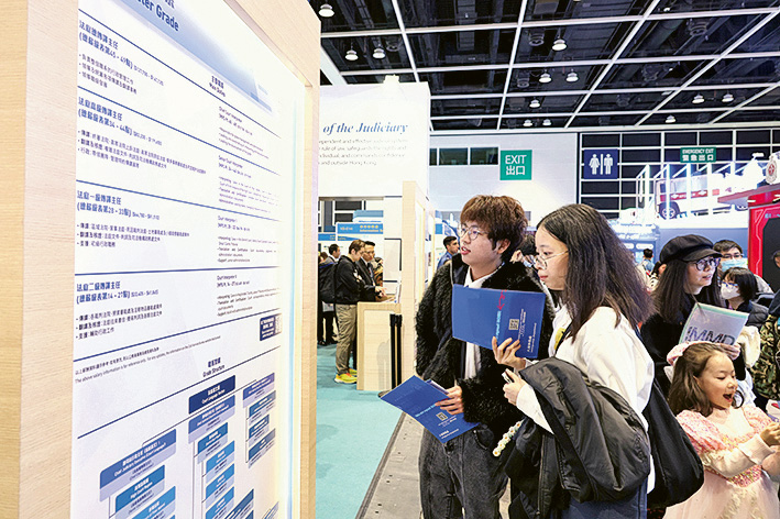 香港司法機構在「教育及職業博覽2026」中，以模擬法庭為設計概念，向公眾推廣法庭支援職系的工作，鼓勵年輕人申請相關職位。