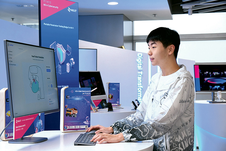 Jacky展示「SpeakRight」項目，以AI技術整合個性化聲音解決語音學習難題。