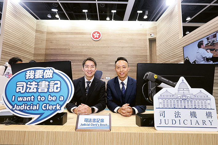 高級二等司法書記葉俊毅（右）和司法書記陳茂山（左）