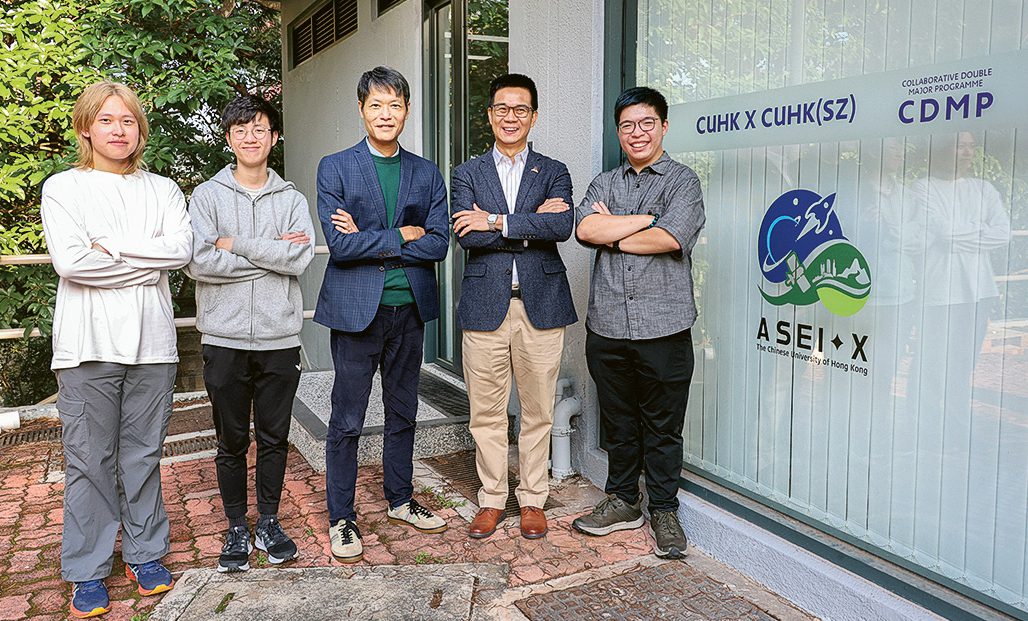 由中大與中大(深圳)合辦的「航天科學與地球信息學及X雙主修課程」,屬新興課程,吸引有志探究航天學問的DSE考生爭相報讀。圖為課程老師楊宏峰教授(右二)、譚志勇教授(中);以及學生彭鉅嵐(左一)、張祖寧(左二)及黃信樂(右一)。