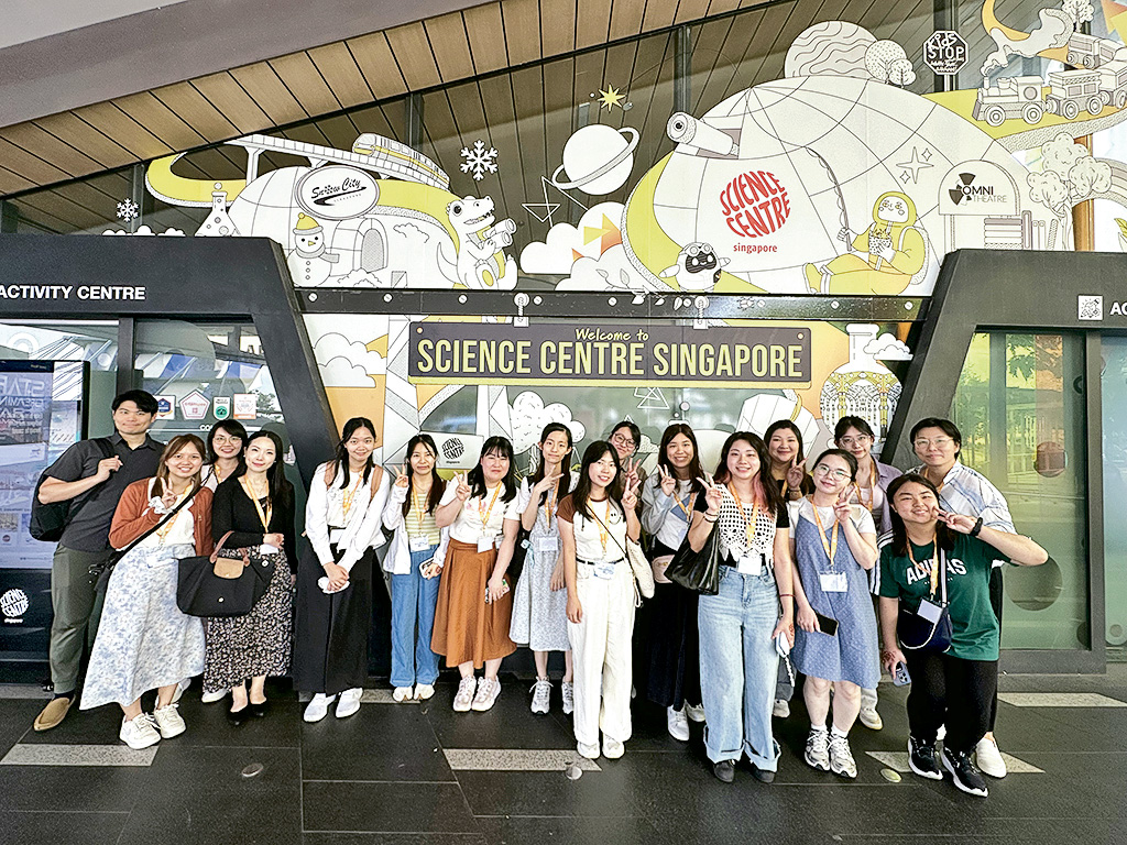 透過考察新加坡科學中心，學生探索創新教學，學習將科學體驗融入幼兒教育。
