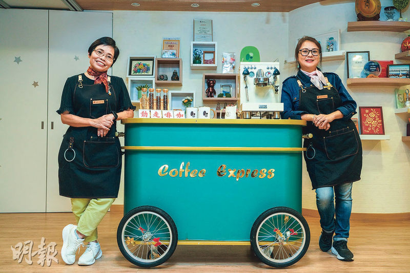 活到老學到老--「Coffee Express 咖啡走動」計劃學員Anny（左）和Crystal（右）抱着「活到老，學到老」的心態邊學新技能，邊做義工。（黃志東攝）